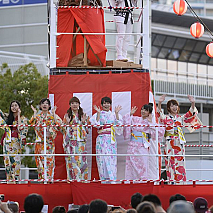 AKB48「第八回 みなとみらい大盆踊り」の様子(C)AKS