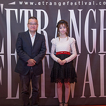 中田秀夫監督(左)、島崎遥香(右)