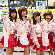 川崎純情小町☆「振り込め詐欺抑止キャンペーン」の様子