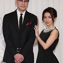 鈴木浩介(左)　大島優子(右)