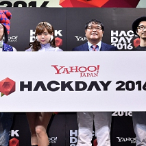 篠崎愛（左から2人目）