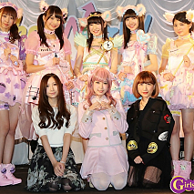 後列わーすた、前列左より鈴木まなか・木村優・高田あゆみ