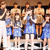 審査員を務めた熊井友理奈（左）から表彰されるベストパフォーマンス賞の二人。