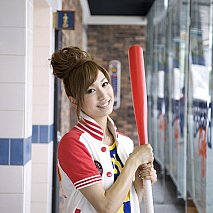 大島麻衣　剛速球打撃に挑戦！(撮影：中庭愉生)