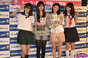 左から高木古都、新川優愛、日向泉、大谷澪