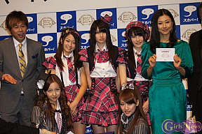 前列左から板野友美・高橋みなみ、後列左から島田晴香・森杏奈・横山由依・菊川怜