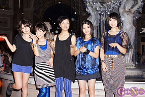 9nine 左から佐武宇綺・村田寛奈・吉井香奈恵・川島海荷・西脇彩華