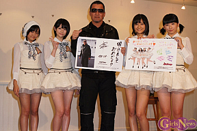 左から 小川紗季・前田憂佳・蝶野正洋・和田彩花・福田花音