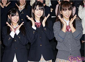 フレンチ・キス 左から倉持明日香・柏木由紀・高城亜樹