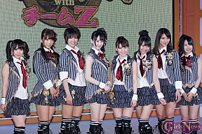 左から平松可奈子・高城亜樹・宮澤佐江・松井玲奈・大島優子・北原里英・秋元才加・高柳明音