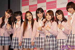 左から小嶋陽菜・渡辺麻友・板野友美・前田敦子・高橋みなみ・大島優子・篠田麻里子