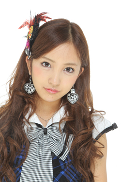 板野友美 (C) イー・アクセス