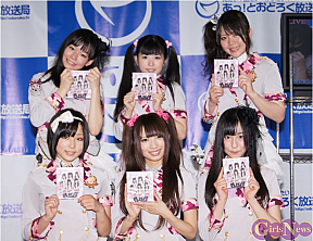 左上から和地つかさ・廣岡麗華・齋籐愛、左下から石田絵里子・冨永杏里・岡崎みさと