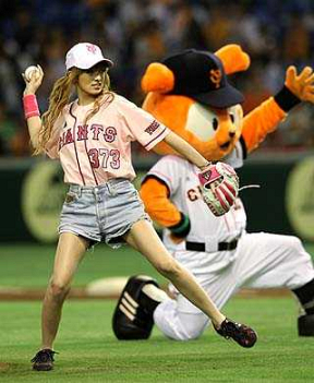 ピンク色のユニフォームで始球式を行う 南明奈 (C) 主婦の友社