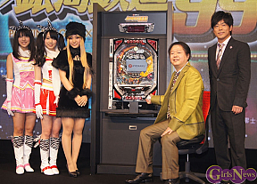 左から平田璃香子・高田志織・古川愛李・タケカワユキヒデ・陣内智則