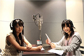 指原莉乃と北原里英「STAND UP TOGETHER」 (C)太田プロダクション / (C)2011CYBIRD