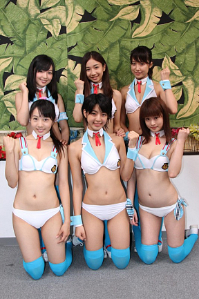 後列左から篠原愛実、綾乃美花、衛藤美彩・前列左から麻生梨里子、秋月三佳、朝倉由舞 (C)K･K/もっと猫ヶ谷2011