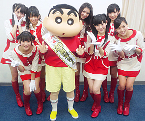 渡り廊下走り隊7&クレヨンしんちゃん (C) 臼井儀人 / 双葉社・シンエイ・テレビ朝日・ADK