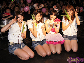 小桃音まい×Negicco 2マンライブ 左からMegu・Kaede・小桃音まい・Nao☆