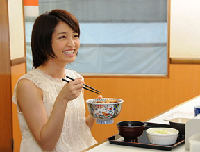 吉野家の「特盛」牛丼を食べる 岡本玲