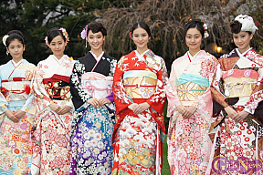 オスカープロモーション 晴れ着撮影会 左から小芝風花・宮崎香蓮・剛力彩芽・武井咲・忽那汐里・河北麻友子