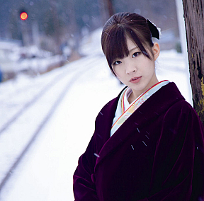 岩佐美咲　(C) 徳間ジャパンコミュニケーションズ