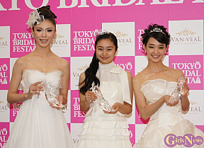 左から森理世・忽那汐里・剛力彩芽