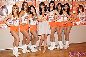 吉木りさとHOOTERS GIRLS