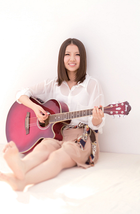 阿部真央 (C) PONY CANYON