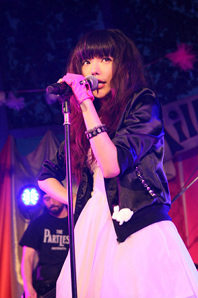 初のワンマンライブを行った Milky Bunny （C) ポニーキャニオン