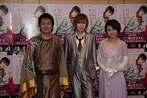 左から岸田敏志・紫吹淳・中澤裕子