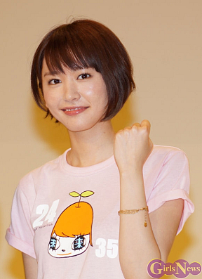 24時間テレビ制作発表会見でガッツポーズを見せる新垣結衣