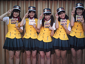 ステーション♪ 左から 三江彩花・金城成美・加藤一華・千葉奈々希・南寧々の順で連結