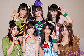 OZ　左上から桜雪・小柳朋恵・神谷えりな、左下から新矢皐月・佐倉梨杏・川村虹花・日向夕奈