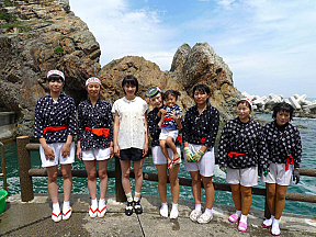 NHK連続テレビ小説「あまちゃん」のロケ地を訪れた能年玲奈(左から3番目)