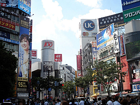 渋谷の街に前田敦子のビルボードが出現