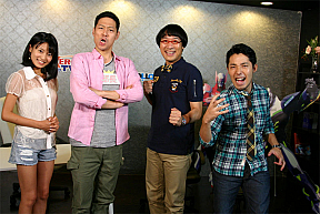 左から小島瑠璃子・東野幸治・山里亮太・中田敦彦 (C) SUNRISE/T&B MOVIE PARTNERS