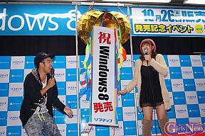 ソフマップリユース館で手島優がWindows 8の発売を祝福