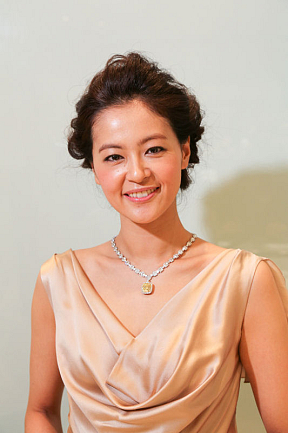 胸元に3億4千万円のネックレスを身につけた黒谷友香