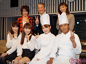 舞台「最初の晩餐」 左上から市原朋彦・井坂聡監督・辺見のり子、左下から水沢慶子・中田ちさと(AKB48)、内田眞由美(AKB48)・前田耕陽