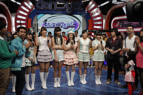 インドネシア・RCTIの人気音楽番組「dahsyat(ダシャット)」に出演する JKT48 高城亜樹と仲川遥香 (C) JKT48 Project