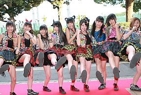 アイドル戦国時代に殴り込みキックをするCheeky Paradeの9人。左から渡辺亜紗美・関根優那・島崎莉乃・鈴木友梨耶・溝呂木世蘭・山本真凜・永井日菜・小鷹狩百花・鈴木真梨耶