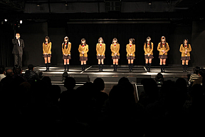 SKE48からの卒業を報告するメンバーと湯浅支配人 (C) AKS