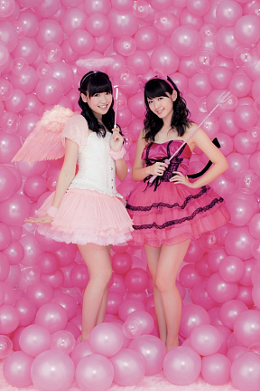「週刊ビッグコミックスピリッツ」2月9日発売号でグラビア対決を行うSUPER☆GiRLS 前島亜美(左)と℃-ute 鈴木愛理