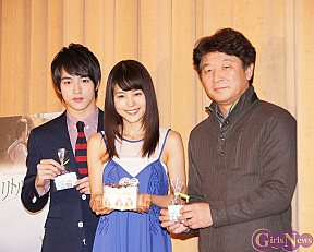 左から上遠野太洸・有村架純・雑賀俊郎監督