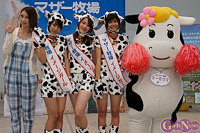 左から近野莉菜・Lucky Color’s（KANON・ALISA・MIINA）