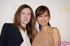 クレア・ワイト・ケラー(左)・前田敦子(右)