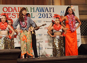 フラダンスに初挑戦する小倉優子