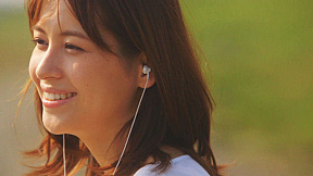 フリーアナウンサーの青木裕子さんが出演したコラボムービー場面カット