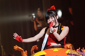 ウタ娘スーパーライブ2013に出演したアリス十番＆スチームガールズのステージの様子